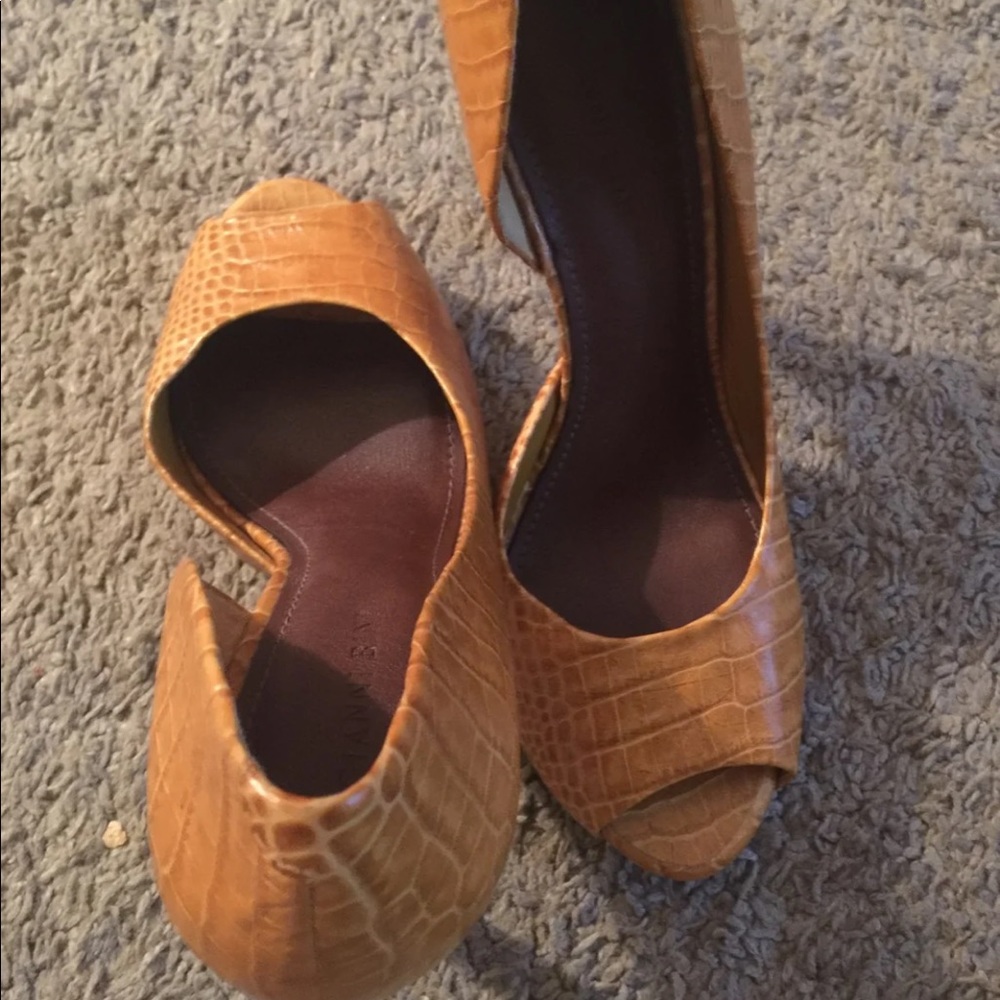 Gold pumps